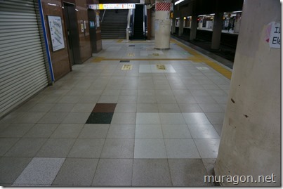 横須賀線、総武線ホームの床タイル