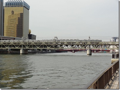 花川戸鉄道橋を渡る電車とアサヒビールタワー